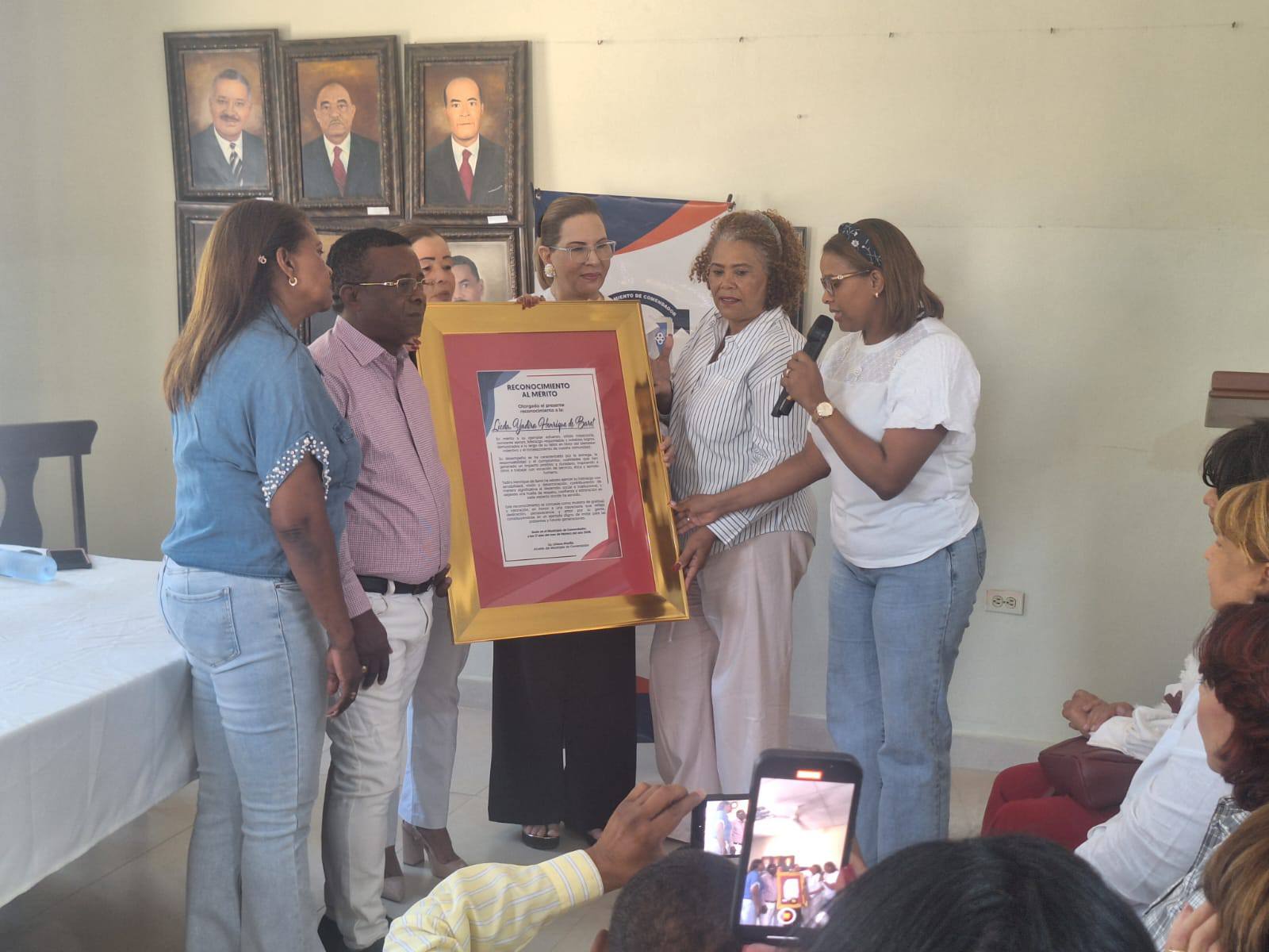 El alcalde de Comendador, Lic. Liriano Morillo, hizo entrega de un reconocimiento especial a la Licda. Yadira Henríquez,