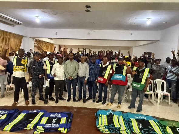 El Regidor Eurys Paniagua y Alcalde Liriano Morillo entregan cientos de chaleco